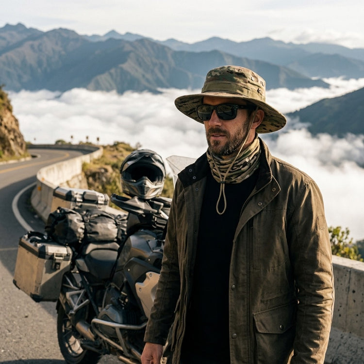 Motociclista en la montaña con el sombrero ESCUDO multicam