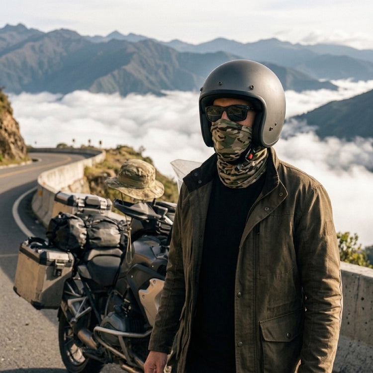Con casco: el cuello-máscara multicam debajo del casco de la moto y el sombrero colgado del manubrio