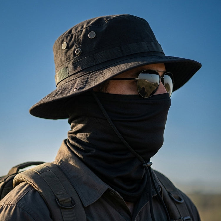 Completo: sombrero ESCUDO negro con el cuello-máscara subido hasta la nariz, en el yate